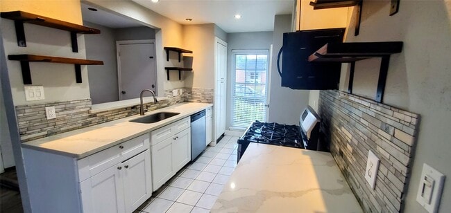 Foto del edificio - 15414 W Hampton Cir