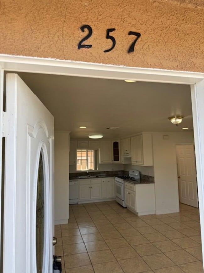 Building Photo - 253 E Plymouth St