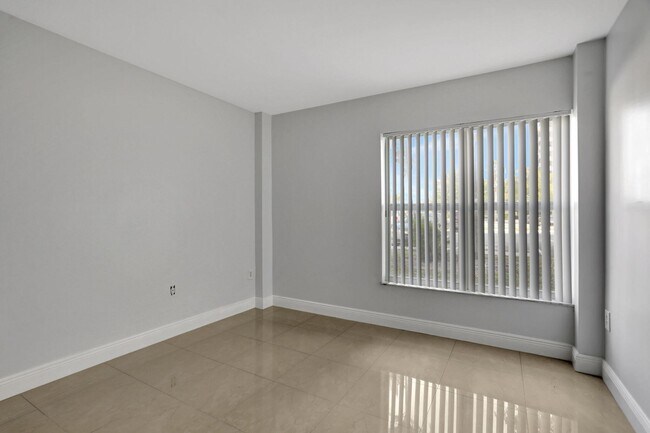 Foto del edificio - 4156 Inverrary Dr