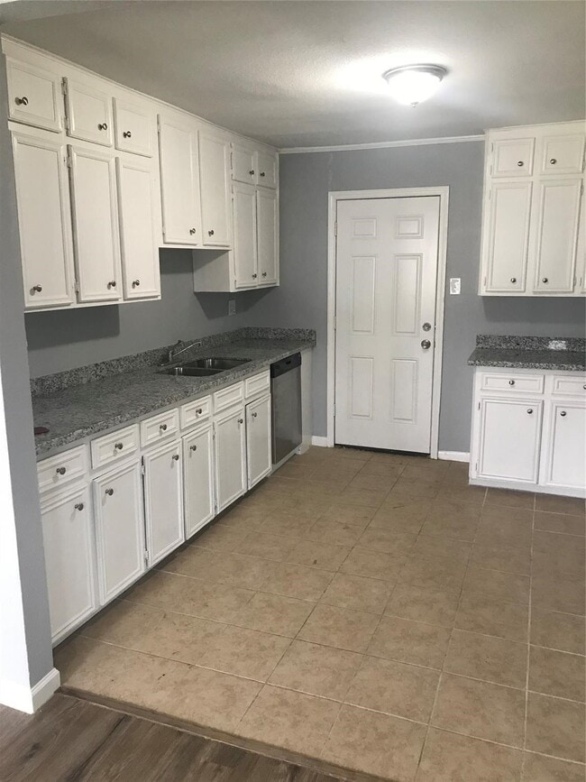 Building Photo - 2114 Dewberry Ln