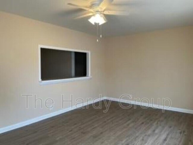 Building Photo - 105 7th Ave S