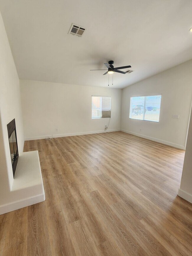 Building Photo - 3 bedroom 2 bathroom close to shops and public transportation