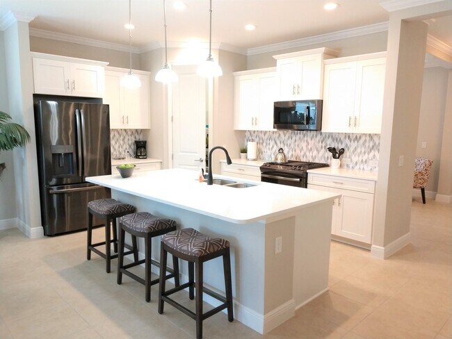 Foto del edificio - AVAILABLE: June 1st Annual Rental Fully Fu...
