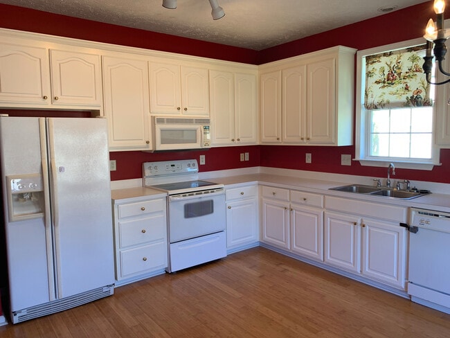 Building Photo - Spacious 3 Bedroom, 2 Bath Brick Home in Wood Creek Community Near Conway Schools! Available soon!