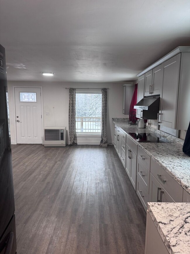 Building Photo - Beautiful 2 Bedroom, 1 Bath, 3 Car Garage ...