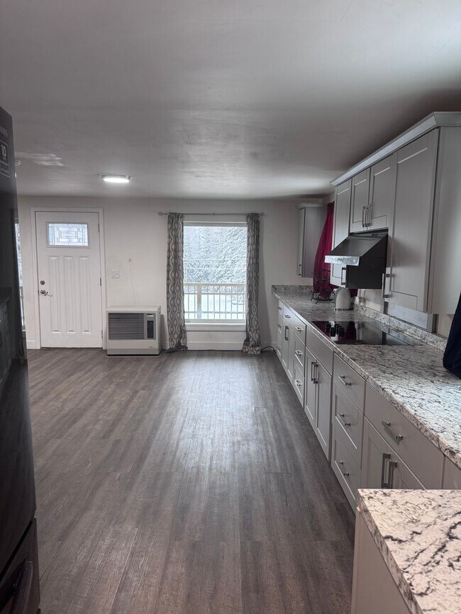 Foto del edificio - Beautiful 2 Bedroom, 1 Bath, 3 Car Garage ...