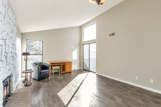 Building Photo - Peakview Condo Available Now!