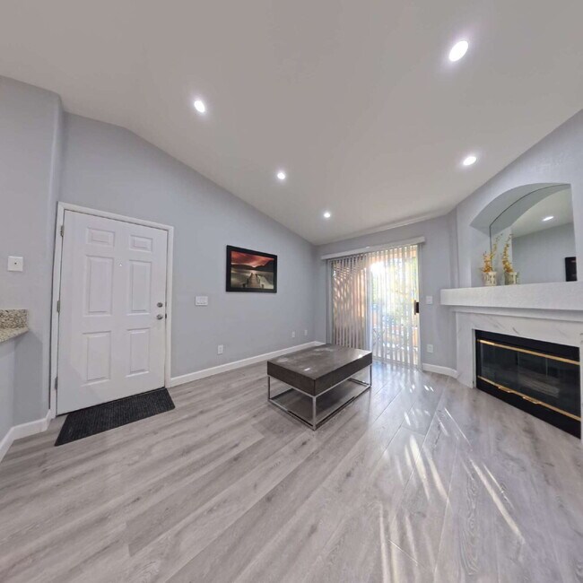 Building Photo - 1 BED 1 BATH CONDO 2nd FLOOR AT OPULENCE!
