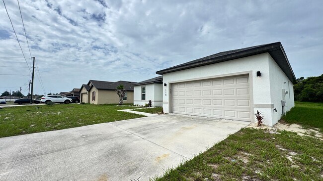 Foto del edificio - BEAUTIFUL 4/2 IN POINCIANA!