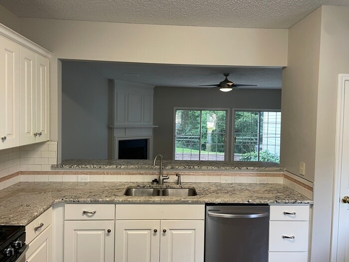 Building Photo - 3Bed/2.5Bath Clean and Convenient to Every...