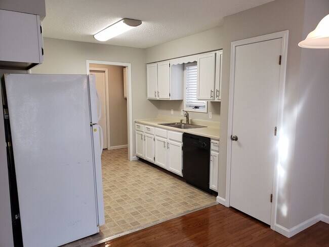 Building Photo - Great South East Location....E. Sunshine & Oak Grove Area