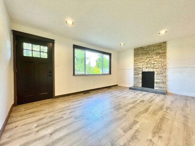 Building Photo - 17606 33rd Pl W