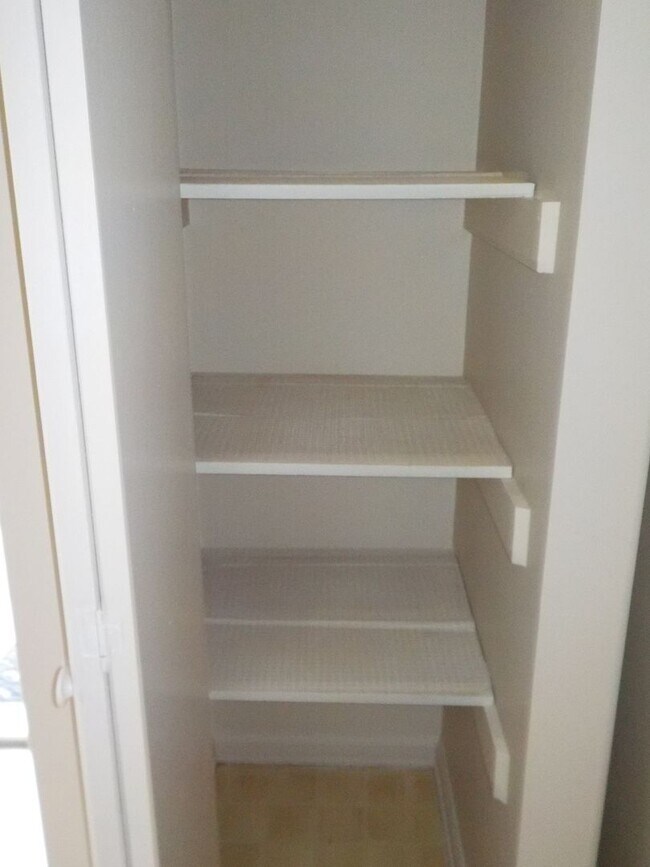 Building Photo - 2 Bedroom/2 Bathroom Townhome located clos...