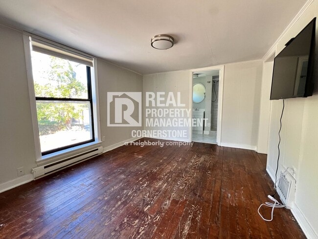 Building Photo - 2423 Parkview Ave