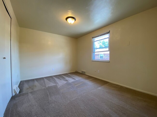 Building Photo - Magnificent 3 Bedroom Townhome with Garage...