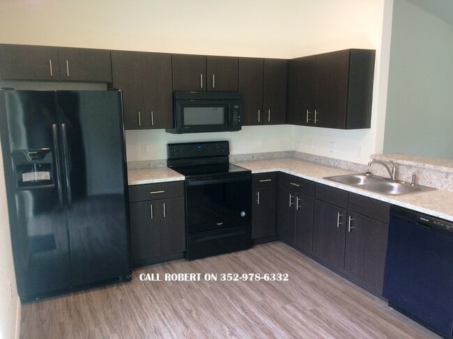 Building Photo - 4100 Holly Hl