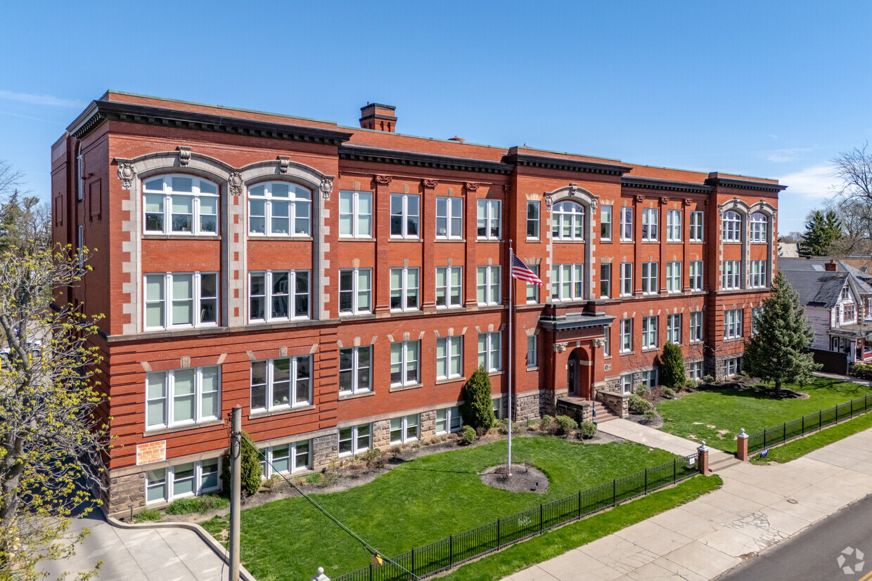 Primary Photo - 722 W Delavan Ave