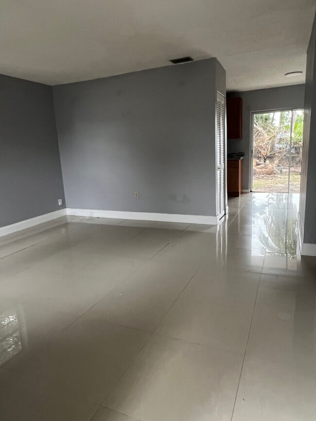 Foto del edificio - 147 NE 168th St