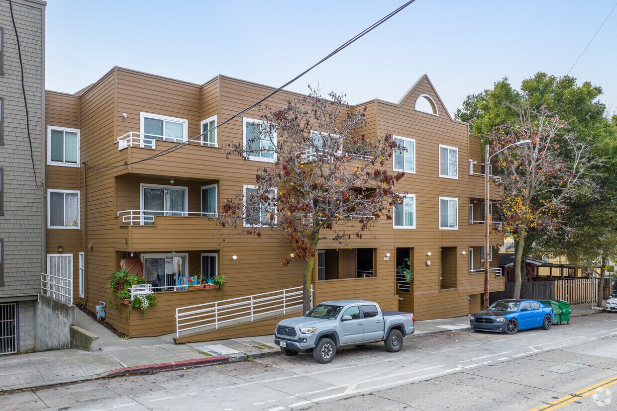 Primary Photo - 2901 MacArthur Blvd