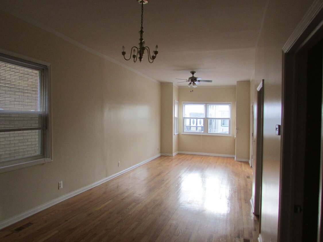 Primary Photo - 1655 N Mozart St