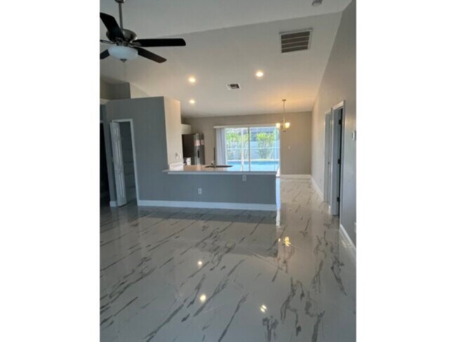 Foto del edificio - 3x2 Pool Home SW Cape! Lawn &amp; Pool Ser...