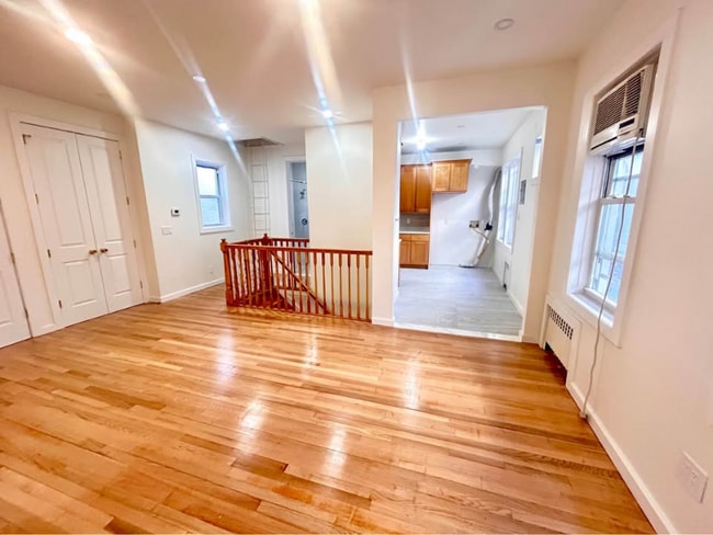 Building Photo - 537 E 5th St