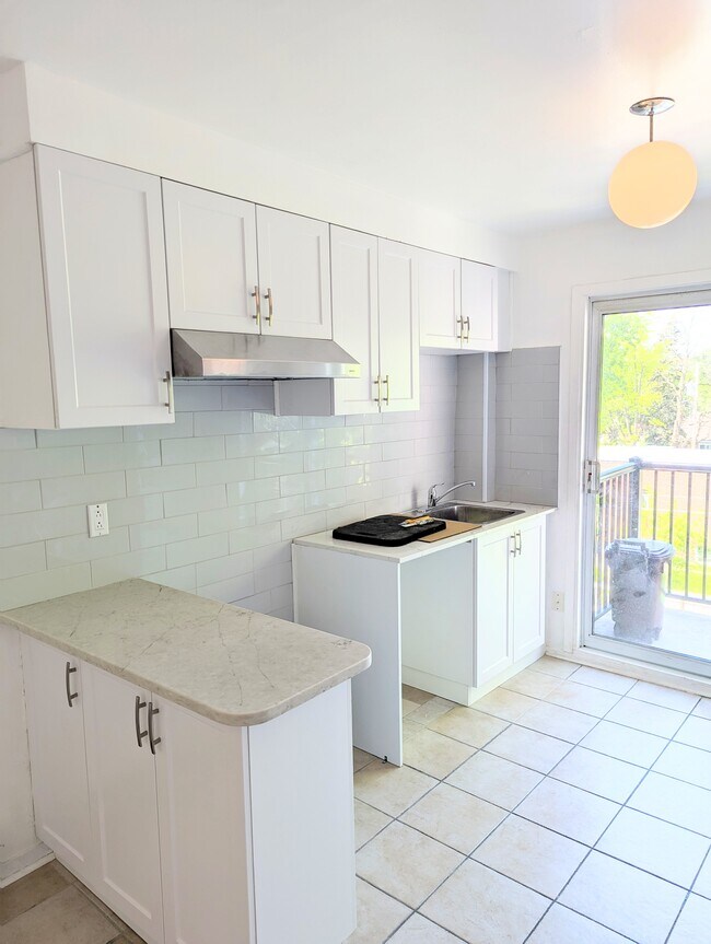 Photo du bâtiment - 1609 Rue Sauvé E