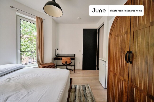 Building Photo - Private bedroom in 4 bed/4 bath Home