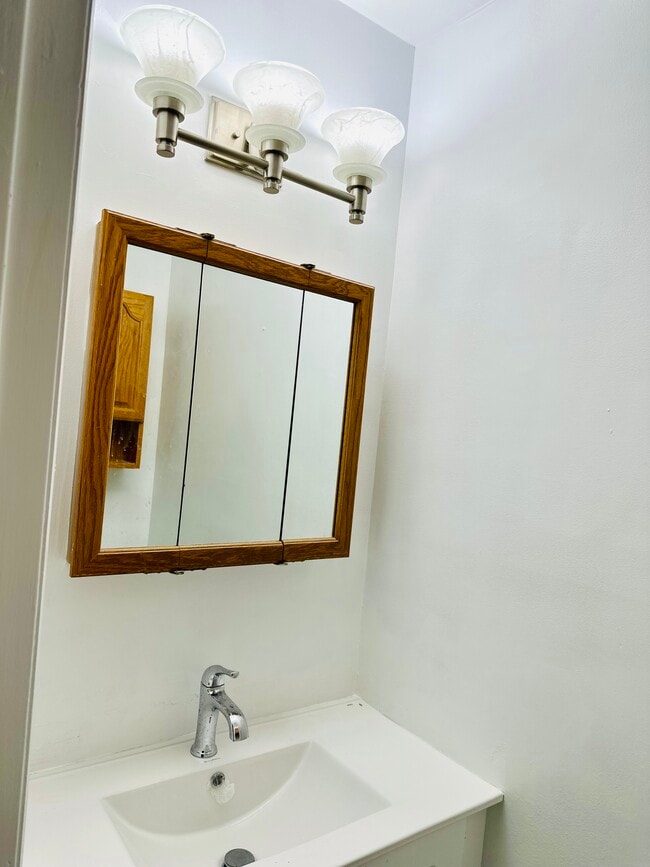 Building Photo - 60 Buttonwood Dr