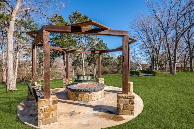 Building Photo - 529 Chippendale Dr