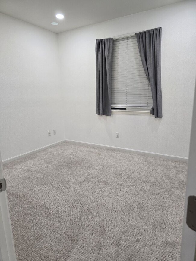 Foto del edificio - Big beautiful Home for rent in Visalia, Ca