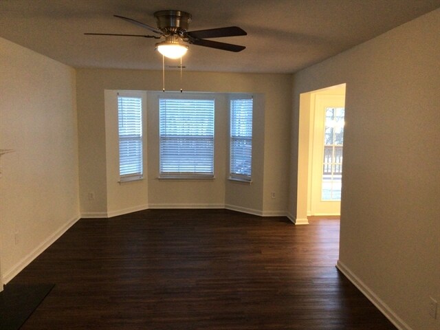 Foto del edificio - 557 Shannon Ridge Court