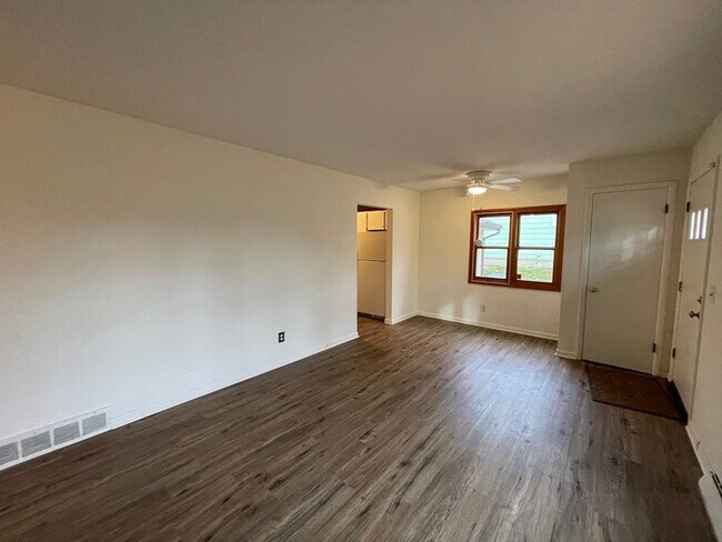 Foto del edificio - Eastside 3 bedroom home close to Gull Rd!