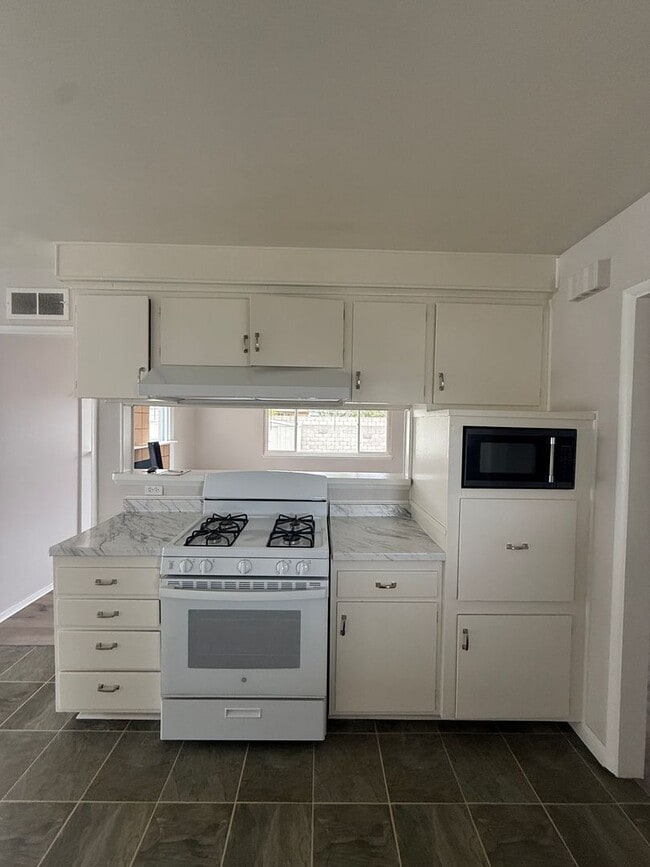 Building Photo - Single Story Home in Tanglewood with Easy ...