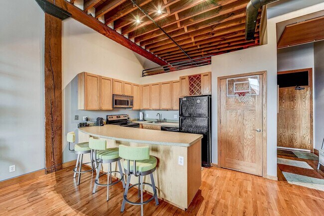 Primer Level - Sala de estar principal/cocina - 289 5th St E
