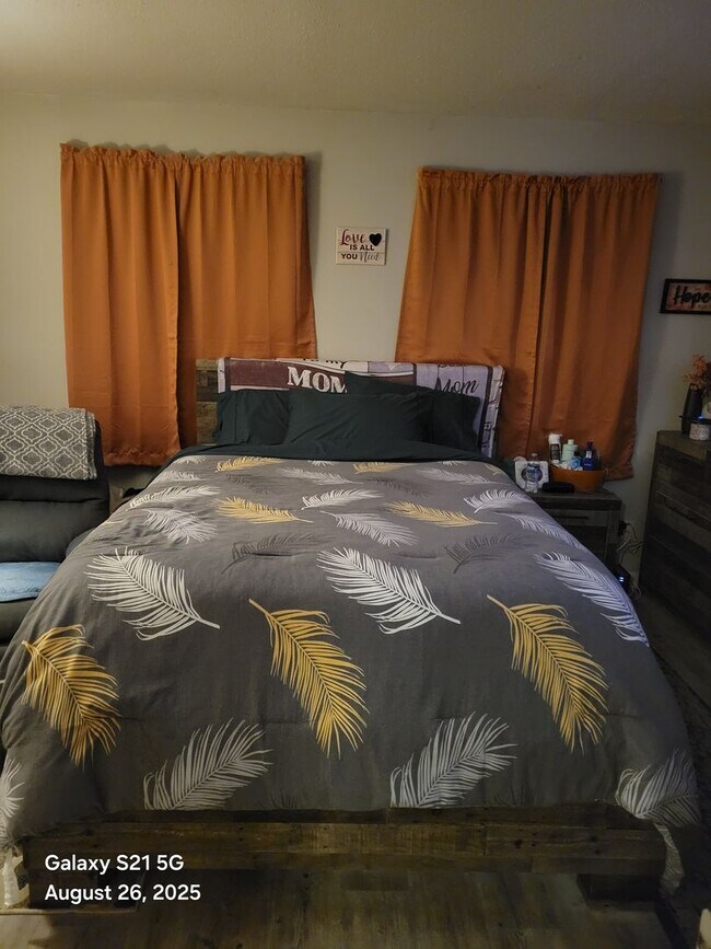 Building Photo - 1 Bedroom, 1 Bath Apartment at Seahawk Squ...