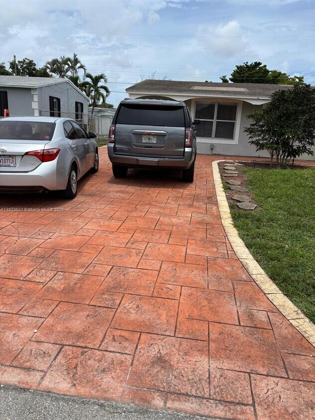 Primary Photo - 1141 N 70th Way