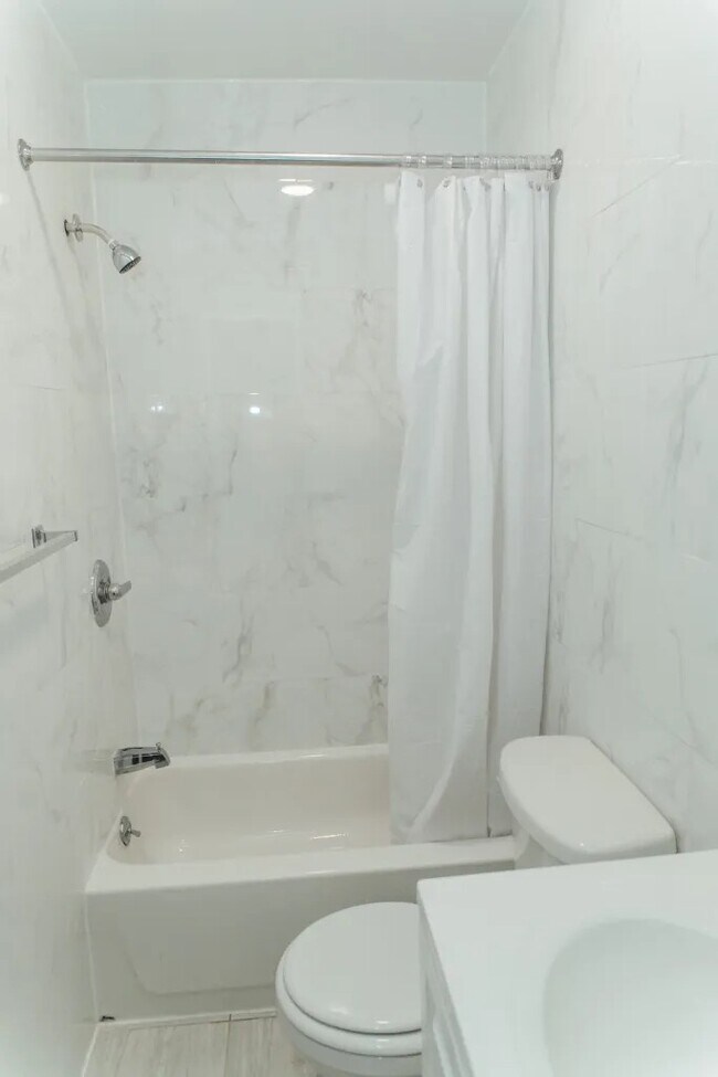 Foto del edificio - Furnished room/NOT APARTMENT
