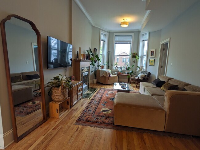 Building Photo - 2441 W Cortland St