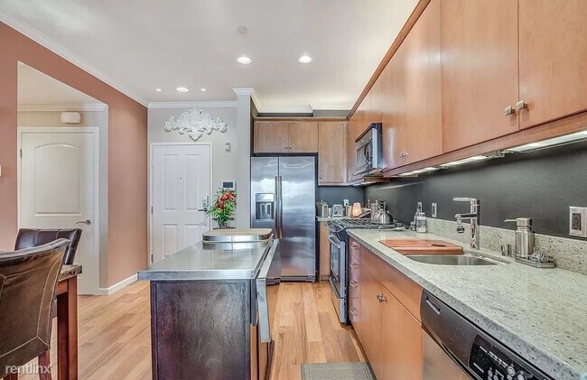 Foto del edificio - 1 br, 1 bath Condo - 1901 Victoria Avenue 116
