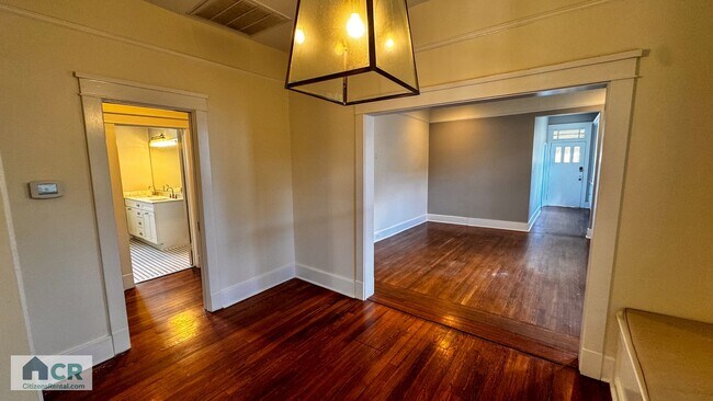 Foto del edificio - HUGE 9 bedroom house just a few blocks fro...