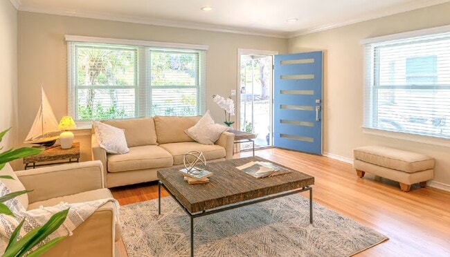 Interior Photo - 144-146 Avenue 64