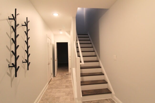 Building Photo - Spacious 3–4 Bedroom Townhome in Prime Loc...