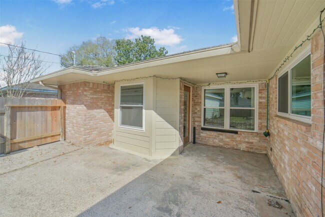 Foto del edificio - 8415 Braesdale Ln