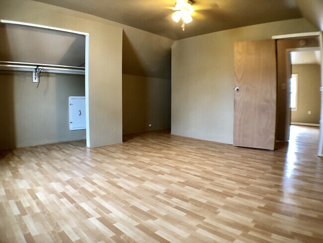 Building Photo - Beautifully updated 3 BR near Kosciuszko Park