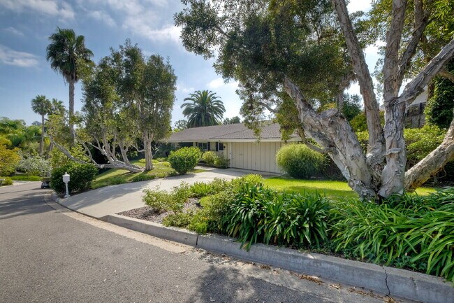 Foto del edificio - Single-Story La Costa Home Overlooking the...