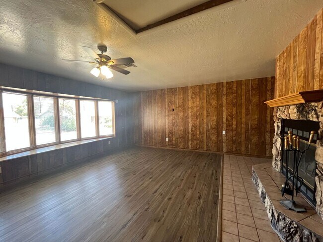 Building Photo - Spacious 3 bedroom with den.
