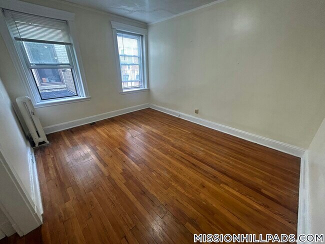 Building Photo - 364 Riverway