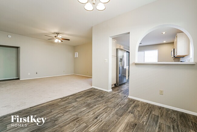 Building Photo - 716 W Mountain Ridge Dr
