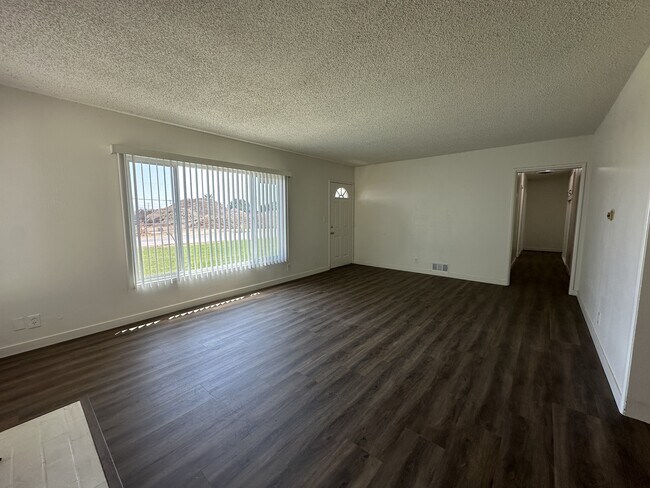 Foto del edificio - 8146 Chino Ave